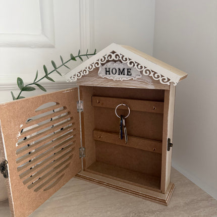 علاقة مفاتيح خشبية عتيقة