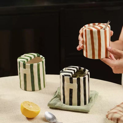 كوب مخطط بتصميم ريترو مرسوم يدويًا