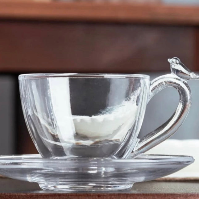 مجموعة من أكواب زجاجية على شكل طائر مع صحن