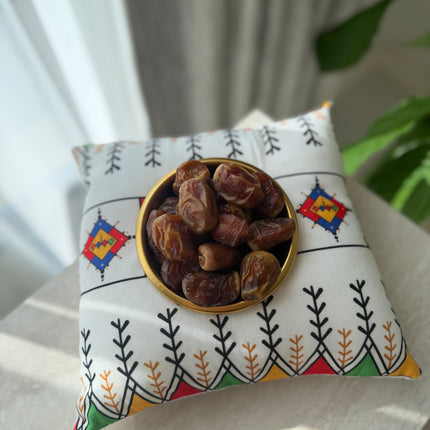 وسادة تقليدية مع وعاء ذهبي