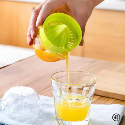 عصارة ليمون يدوية بلاستيكية بغطاء