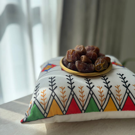 وسادة تقليدية مع وعاء ذهبي