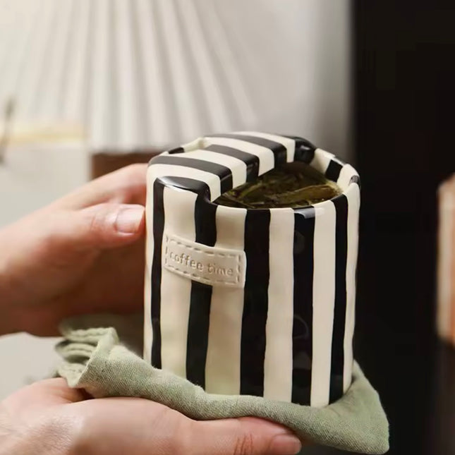 كوب مخطط بتصميم ريترو مرسوم يدويًا