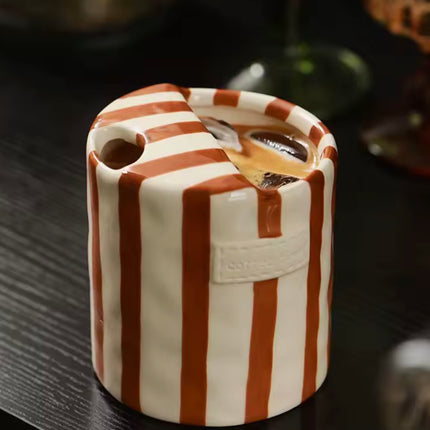 كوب مخطط بتصميم ريترو مرسوم يدويًا