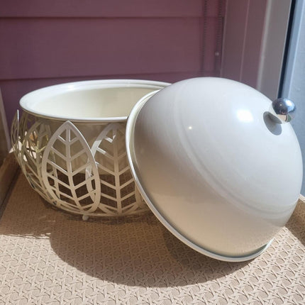 Metal offwhite pot for reception