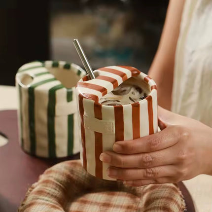 كوب مخطط بتصميم ريترو مرسوم يدويًا