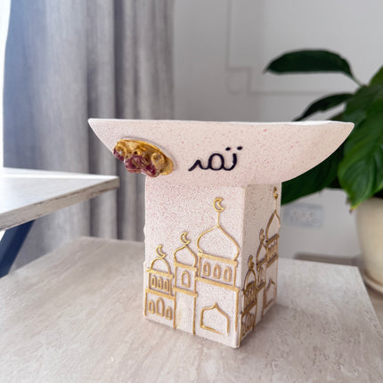 Ramdan resin gold offwhite dates stand
