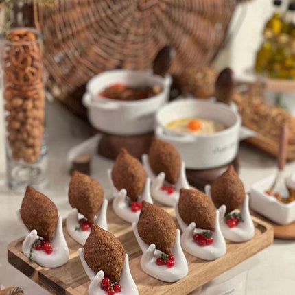 قطعة واحدة من السيراميك الصلب على شكل يد للعرض